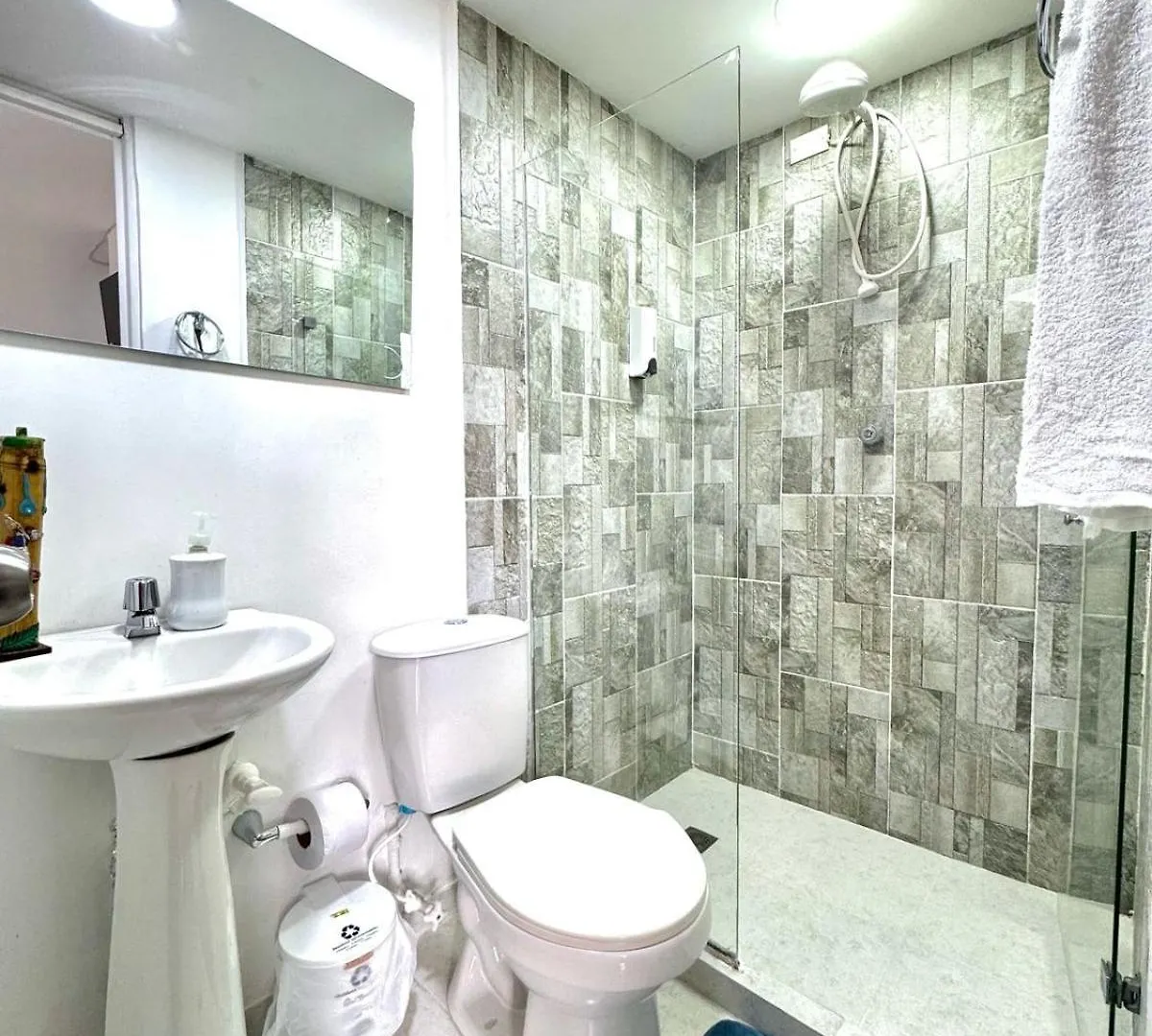 Alojamiento Central En Medellin En Zona Turistica Apartament